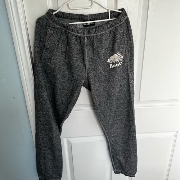 Roots clothing - 3 sweatpants, 2 sweaters - Picture 9 of 10